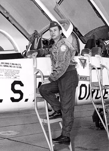 Norman C. Gaddis sau khi tốt nghiệp phi công, ông được biên chế hoạt động tại căn cứ không quân Luke và điều khiển tiêm kích cánh quạt P-40 và P-51. Ông là một phi công nhiều kinh nghiệm, từng tham gia bay ở Tây Đức, bay vượt Thái Bình Dương, lái thành thạo hàng chục loại máy bay, từ động cơ cánh quạt cho tới máy bay phản lực. 