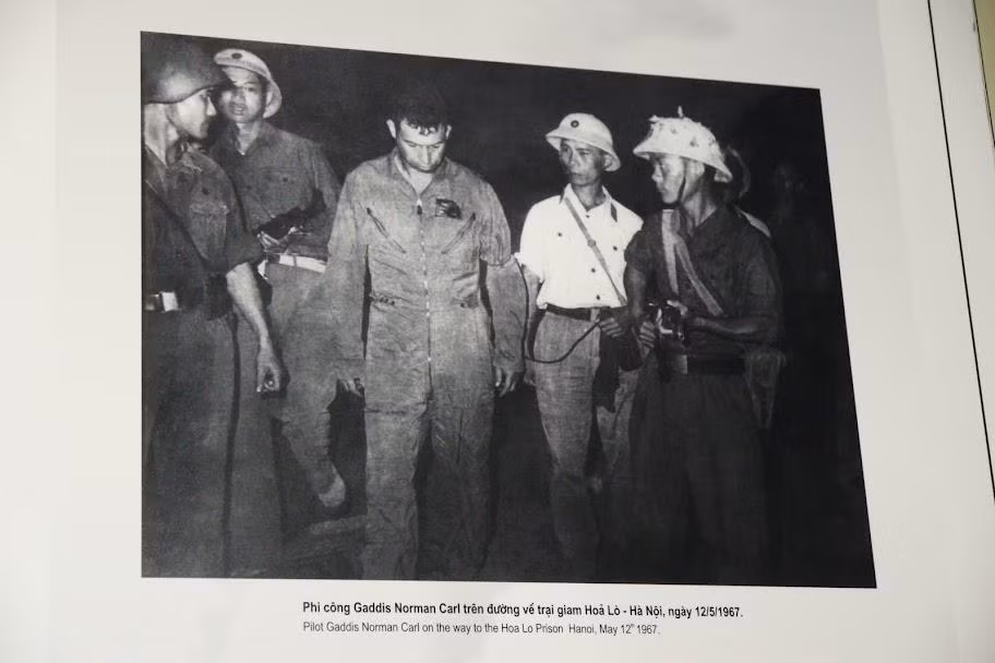 Trớ trêu thay, chiếc máy bay bị bắn rơi đó mang BN-63-7614 do chính Norman điều khiển. Tay giáo viên này đã nhanh tay nhảy dù, may mắn hơn hoa tiêu của mình - người đã thiệt mạng cùng chiếc tiêm kích. Ngay sau khi hạ xuống đất bằng dù, Norman được đưa tới nhà tù Hỏa Lò. 