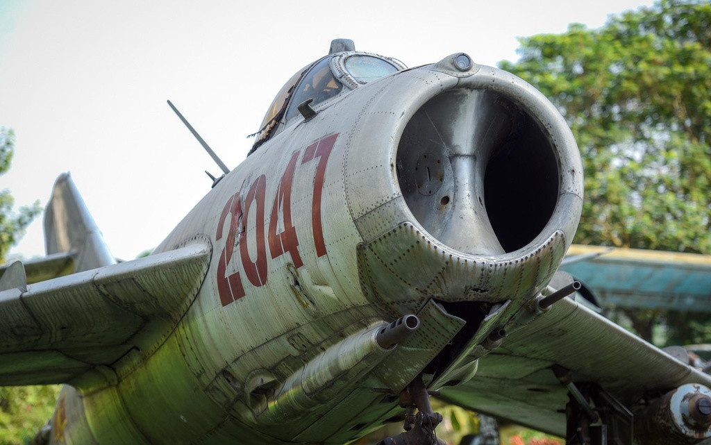 Trong khi chiến đấu cơ MiG-17 ra đời sớm hơn F-4 một thập kỷ và cũng lạc hậu hơn, được đưa vào biên chế từ năm 1952. Nếu so tính năng chiến đấu với F-4, MiG-17 lép vế hoàn toàn. Tốc độ của MiG-17 chỉ đạt cận âm và không được trang bị tên lửa. Vũ khí chính chỉ là 1 pháo 37mm và 2 pháo NR-23 23mm - tương đương với các loại máy bay tiêm kích cánh quạt đời cuối. 