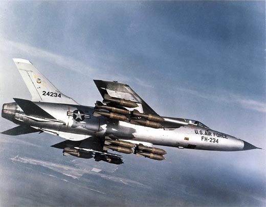 Cụ thể, tiêm kích F-4 phantom là loại phi cơ hiện đại bậc nhất thời đó, bắt đầu được biên chế từ năm 1963. Ra mắt lần đầu vào năm 1958, F-4 là loại máy bay ném bom tầm xa hai chỗ ngồi, có tốc độ tối đa 2,23 Mach được trang bị tên lửa đối không AIM-7 hoặc AIM-9.