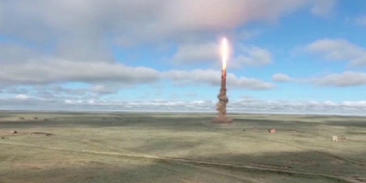 Vào tháng 4 năm nay, tại bãi thử ở Kazakhstan, một tên lửa của hệ thống phòng thủ chống tên lửa A-235 được phóng thành công. Theo cơ quan báo chí của Bộ Quốc phòng, tên lửa đánh chặn đã khẳng định được những đặc tính vốn có, các kíp chiến đấu đã hoàn thành xuất sắc nhiệm vụ, đánh trúng mục tiêu có điều kiện với độ chính xác quy định. Nguồn ảnh: Damblev.