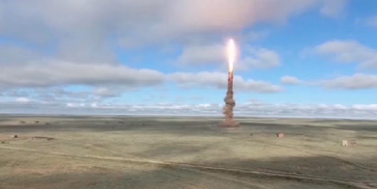 Vào tháng 4 năm nay, tại bãi thử ở Kazakhstan, một tên lửa của hệ thống phòng thủ chống tên lửa A-235 được phóng thành công. Theo cơ quan báo chí của Bộ Quốc phòng, tên lửa đánh chặn đã khẳng định được những đặc tính vốn có, các kíp chiến đấu đã hoàn thành xuất sắc nhiệm vụ, đánh trúng mục tiêu có điều kiện với độ chính xác quy định. Nguồn ảnh: Damblev.