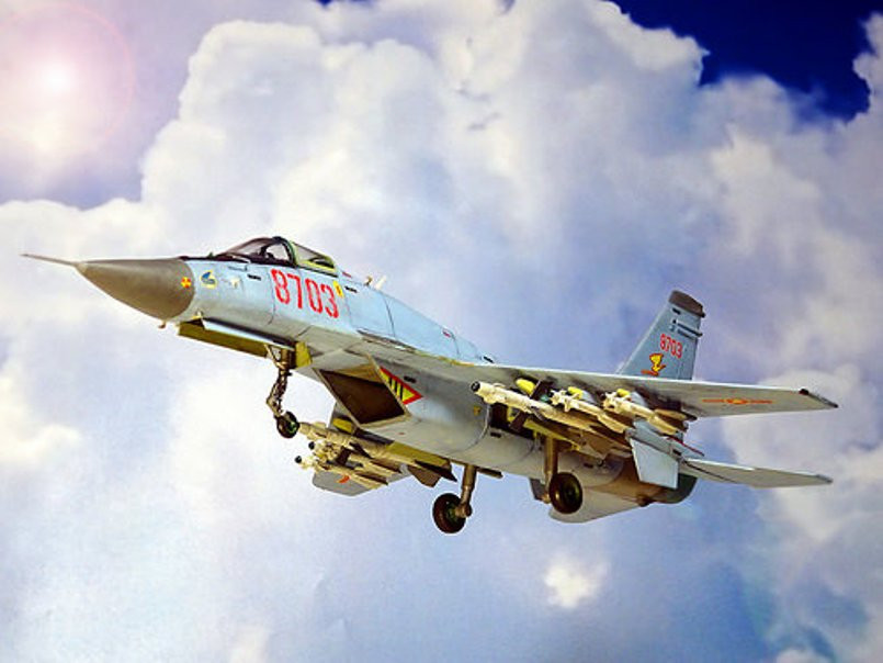 Trước đó, Công ty MiG đã có bản sửa đổi MiG-29 từ máy bay chiến đấu hạng trung, sử dụng hai động cơ, thành loại chiến đấu cơ hạng nhẹ, một động cơ có tên MiG-33. Tuy nhiên thiết kế này không thành công, không được chính Quân đội Nga chấp nhận cũng như không được thị trường quốc tế quan tâm, nên chương trình phát triển MiG-33 đã đi vào ngõ cụt. Nguồn ảnh: Forces.