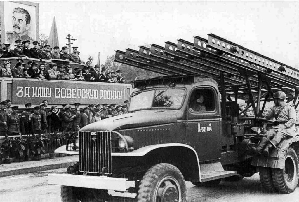 Thứ nhất là xe tải Studebaker US6, đã có 150.000 xe được chuyển đến Liên Xô theo chương trình viện trợ Lend-Lease của Mỹ và trở thành “ngựa thồ” thực sự đối với Hồng quân. US6 được sử dụng làm phương tiện kéo, xe vận tải và còn mang các bệ phóng pháo phản lực Katyusha nổi tiếng.