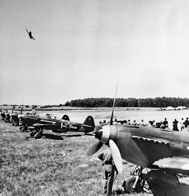 Hơn 3.000 chiếc Hurricane đã đến Liên Xô, tuy nhiên chúng không được các phi công Hồng quân yêu thích. Đến cuối năm 1941, năng lực chiến đấu của Hurricane tỏ ra kém hơn hẳn, so với phiên bản tiêm kích mới nhất của Đức như Messerschmitt Bf-109.