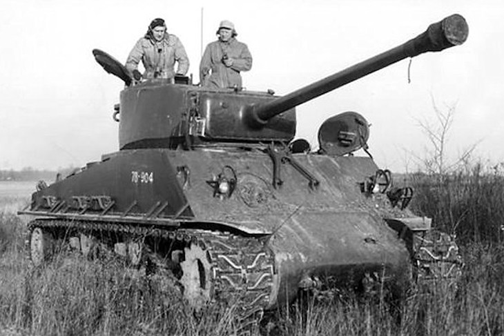Tiếp theo là xe tăng M-4A2 Sherman, xe tăng này được trang bị pháo 75mm và súng máy phòng không Browning, M-4A2 có khả năng cơ động nhanh, hỏa lực mạnh. Nhưng xe cũng có yếu điểm, đó là chiều cao lớn của xe rất dễ bị bắn, phần giáp mỏng và dễ bị hư hại hơn so với các mẫu tăng khác.