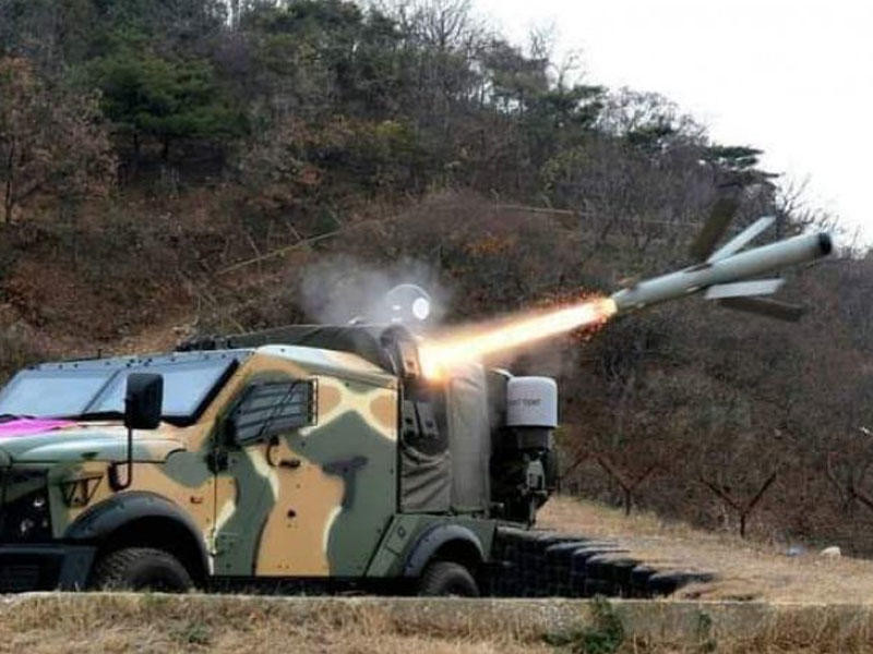 Phương pháp thứ hai là tên lửa được dẫn đường theo kiểu "bắn và quên"; tên lửa sau khi phóng đi, bay theo tọa độ GPS, khi đến gần khu vực mục tiêu, các cảm biến tìm kiếm hồng ngoại gắn trên đầu tên lửa sẽ sục sạo và phát hiện mục tiêu; sau đó khóa và tiêu diệt.