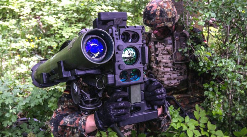 Tên lửa Spike đã phát triển qua năm thế hệ và đã có nhiều biến thể phụ. Hiện nay Spike đã được xuất khẩu rộng rãi khắp châu Á và châu Âu; được tích hợp vào các phương tiện chiến đấu trên bộ, trên không và trên biển.