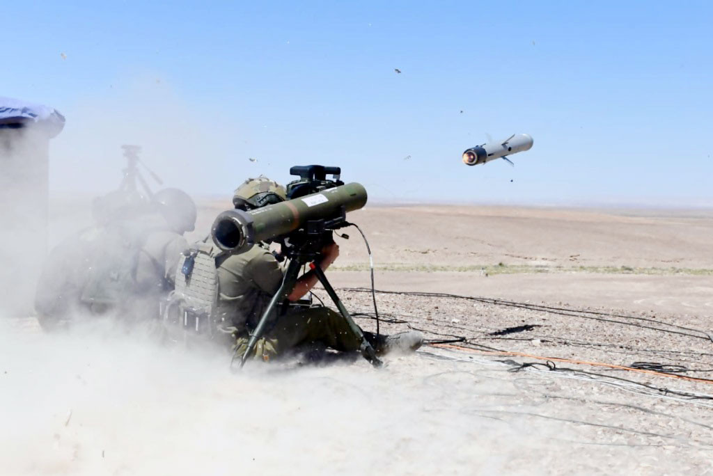 Trên thực tế, trắc thủ có thể sự kết hợp của cả hai phương pháp nếu cần thiết; giai đoạn đầu thực hiện phương pháp dẫn đường của tên lửa bằng một sợi cáp quang dài đến 8km, trước khi chuyển sang giai đoạn hai, dẫn đường bằng phương pháp vô tuyến được mã hóa.