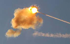 Hệ thống Vòm Sắt được thiết kế để đánh chặn và tiêu diệt các tên lửa tầm ngắn và đạn pháo được bắn từ khoảng cách từ 4 km đến 70 km; đồng thời radar và phần mềm của hệ thống, có thể tính toán quỹ đạo của những tên lửa nào của đối phương, không gây nguy hiểm cho khu dân cư; để dừng phóng tên lửa đánh chặn.