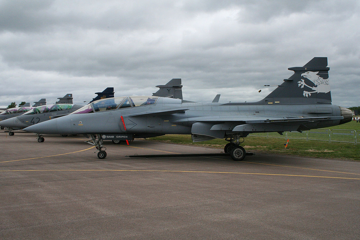 Hệ thống tác chiến điện tử tích hợp (EWS) mới, khiến Gripen NG trở thành một con quái thú và nó có hệ thống cảnh báo tiếp cận tên lửa hình cầu 360 độ (MAWS). Mức độ nhận thức tình huống được cài đặt sẵn, cho phi công lái Gripen NG đơn giản chưa từng có và mang lại lợi thế quyết định.