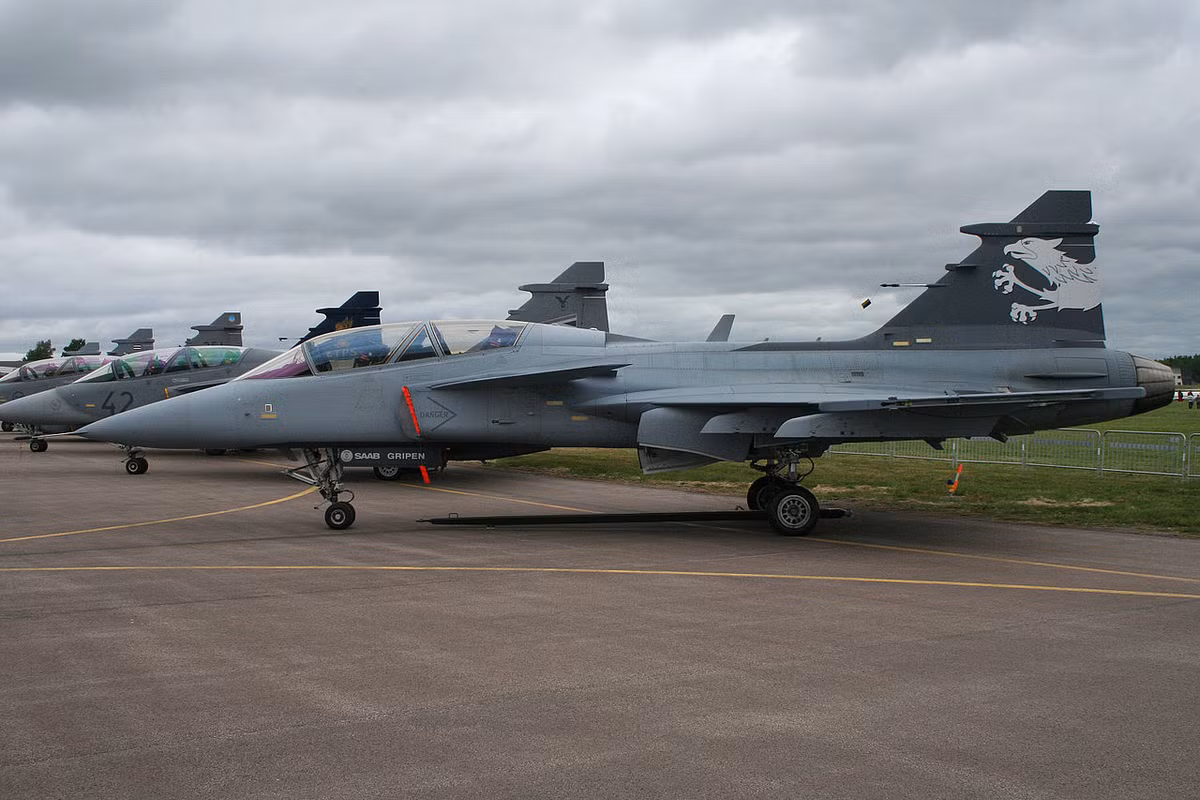 Hệ thống tác chiến điện tử tích hợp (EWS) mới, khiến Gripen NG trở thành một con quái thú và nó có hệ thống cảnh báo tiếp cận tên lửa hình cầu 360 độ (MAWS). Mức độ nhận thức tình huống được cài đặt sẵn, cho phi công lái Gripen NG đơn giản chưa từng có và mang lại lợi thế quyết định.