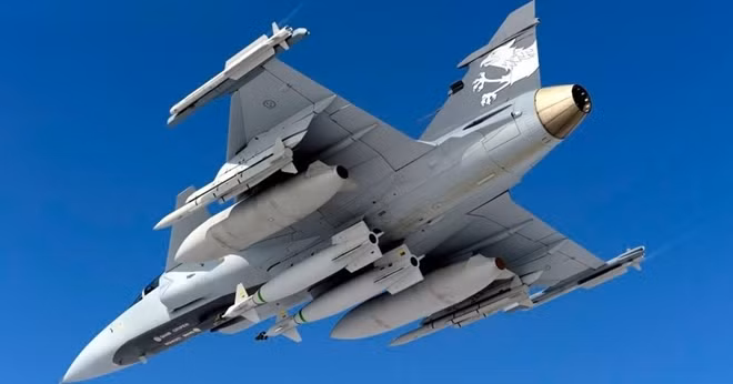 Theo các chuyên gia hàng không hàng đầu, SAAB Gripen là máy bay chiến đấu hiện đại hạng nhẹ rẻ nhất hiện nay. Vào năm 2015, SAAB đã ký hợp đồng với Brazil, để bán và sản xuất tại Brazil 36 chiếc Gripen, với giá 4,68 tỷ USD; bằng một nửa số tiền, mà Ấn Độ đã trả cho cùng một số lượng Rafales từ Pháp.