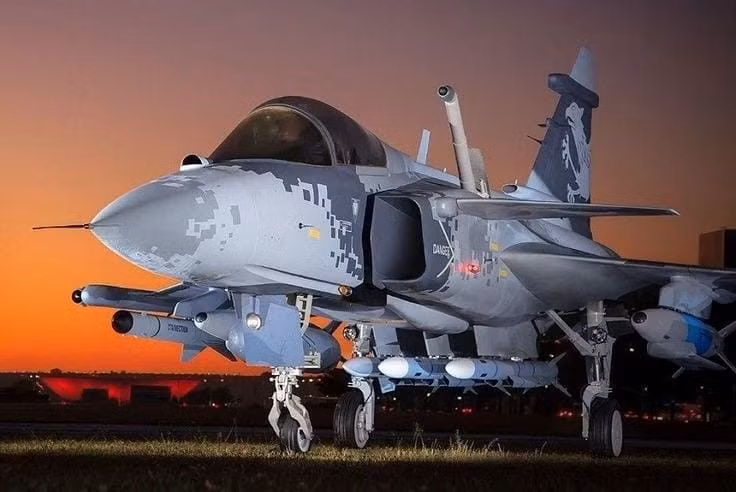 Tuy nhiên, ngay cả với tất cả những đảm bảo này, máy bay chiến đấu Gripen NG của Thụy Điển đã không thể gây ấn tượng với Không quân Ấn Độ; mặc dù SAAB đã đưa ra các biến thể mới hơn của máy bay. Vậy tại sao Gripen không thuyết phục được IAF?