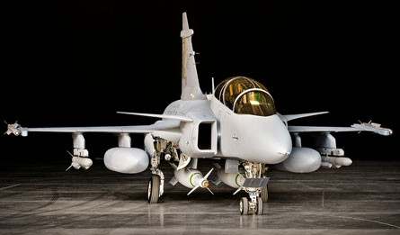 Sau khi Không quân Ấn Độ (IAF) đưa đấu thầu mua 114 máy bay tiêm kích đa năng trị giá hơn 15 tỷ USD, để thay thế các máy bay chiến đấu MiG-21 cũ, cũng như bổ sung số lượng máy bay trong các phi đội, đang hết niên hạn sử dụng, SAAB đã vận động hành lang để thu hút sự chú ý của Ấn Độ.