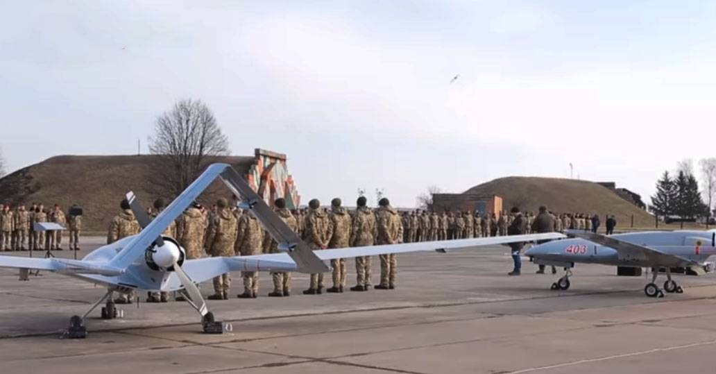 Một số hợp đồng mua UAV TB2 mới có thể xuất hiện trong thời gian tới. Vào tháng 10 năm ngoái, giới lãnh đạo Serbia đã phản ứng tích cực với các UAV của Thổ Nhĩ Kỳ và tuyên bố ý định nghiên cứu khả năng mua chúng. Tuy nhiên, cho đến nay mọi thứ chỉ giới hạn trong lời nói.