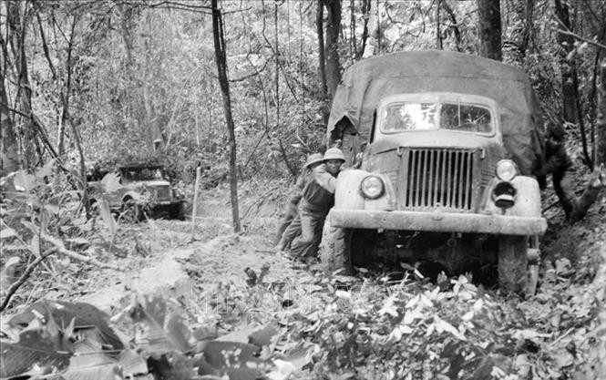 Suốt dọc Trường Sơn trước năm 1967, thời điểm Tướng Đồng Sỹ Nguyên làm Tư lệnh, tuyến vận tải chi viện chiến lược bị lộ thiên, tạo điều kiện cho máy bay địch đuổi đánh đội hình xe mà không vấp phải sự chống trả nào. Hàng trăm xe bị đánh cháy rải rác khắp đường.