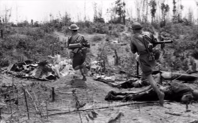 Từ vận chuyển vật chất phục vụ chiến đấu, lực lượng vận tải Trường Sơn đã tiến lên cơ động các binh đoàn chủ lực, thần tốc vượt hàng nghìn km vào tham gia chiến dịch, đặc biệt là cuộc Tổng tấn công năm 1975.