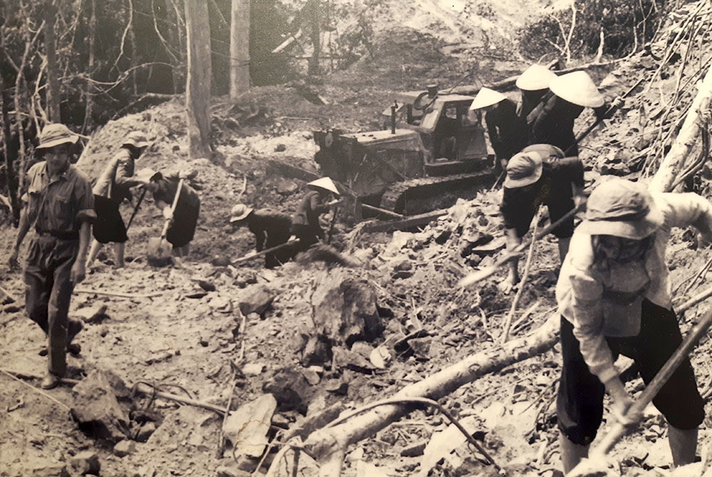 Bộ đội trên tuyến có ý chí chiến đấu nhưng chưa hiểu biết kẻ địch, địa hình thời tiết, chưa được chuẩn bị cần thiết các mặt tư tưởng, chiến thuật, kỹ thuật. Tận mắt quan sát thế phòng ngự bị động, mọi diễn biến "địch đánh, ta sửa ta đi", ông thấy rằng thế này kém hiệu quả.