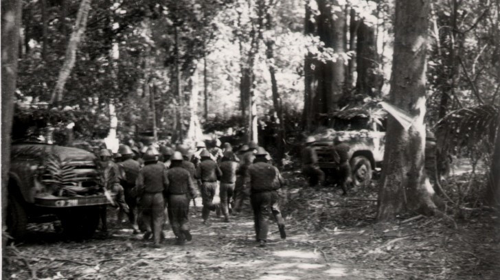 Sau khi cùng các lái xe thực địa từng tuyến đường, Tư lệnh Đồng Sỹ Nguyên quyết định chuyển sang chủ động dùng kế nghi binh, ngụy trang. Mỹ đánh bom trọng điểm, công binh sẽ san lấp chuyển thành hố nghi binh ngụy trang khéo léo, thỉnh thoảng cho xe chạy qua để địch tiếp tục đánh phá.