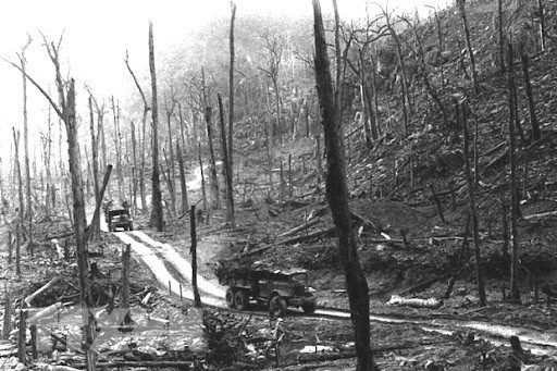 Khi tình huống xuất hiện, bộ đội Trường Sơn cũng trở thành lực lượng cơ động bộ binh chiến đấu tấn công vào sào huyệt kẻ thù. Sự chuyển mình của Binh đoàn Trường Sơn khiến Mỹ điên cuồng ném bom chặn phá. Chúng đã ném hơn 8 triệu tấn bom trên toàn lãnh thổ Việt Nam, nhưng riêng Trường Sơn đã hứng chịu hơn 4 triệu tấn.