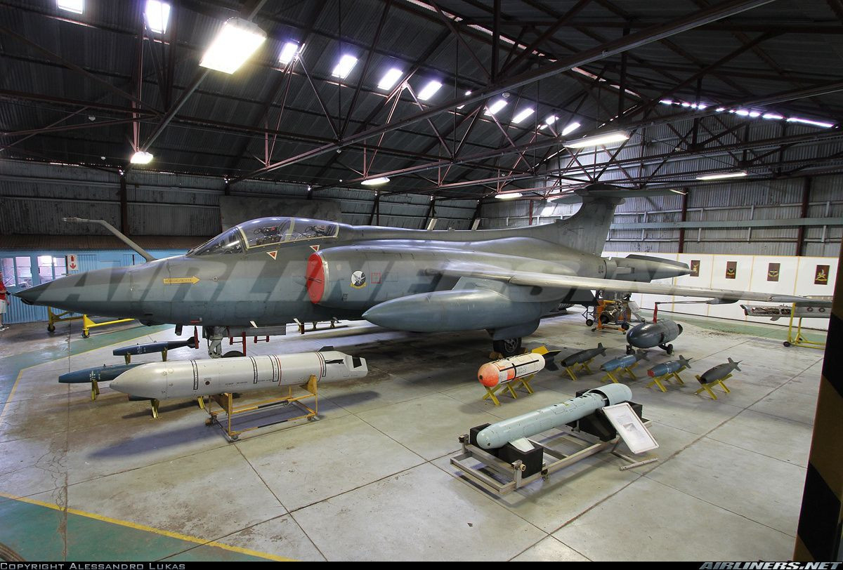 16 chiếc máy bay Hawker Siddeley Buccaneer đã được chuyển giao cho Nam Phi bất chấp lệnh cấm vận vũ khí của Anh và chúng có thể triển khai các tên lửa phòng thủ tầm ngắn từ không đối không cho đến các tên lửa không đối đất.