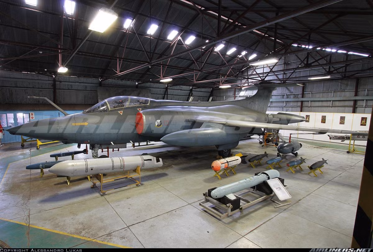 16 chiếc máy bay Hawker Siddeley Buccaneer đã được chuyển giao cho Nam Phi bất chấp lệnh cấm vận vũ khí của Anh và chúng có thể triển khai các tên lửa phòng thủ tầm ngắn từ không đối không cho đến các tên lửa không đối đất.