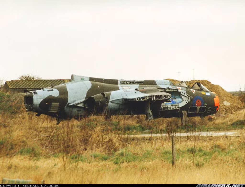 Vì chương trình hạt nhân đã bị chấm dứt dưới thời chính quyền của Tổng thống FW de Klerk vào năm 1989, vào thời điểm đất nước đang đối mặt với sự cô lập quốc tế và áp lực kinh tế ngày càng tăng. Tiếp theo là việc nước này gia nhập hiệp ước không phổ biến vũ khí hạt nhân vào năm 1991, khiến những chiếc máy bay ném bom Buccaneer phải nghỉ hưu. Nguồn ảnh: Pinterest.