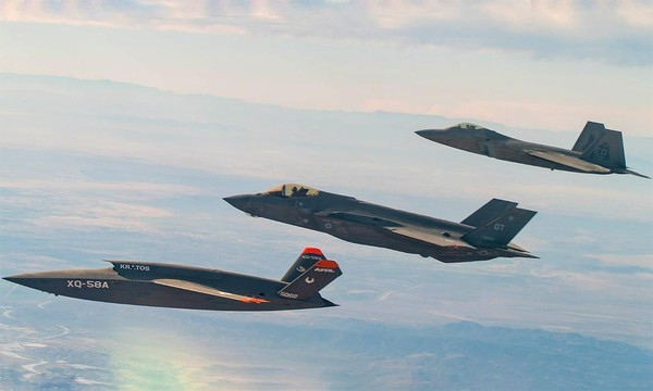 Hiện tại, đối thủ chính của S-70 là XQ-58A của Mỹ. XQ-58A sử dụng một động cơ phản lực, có thể bay tới Mach 0,72 và mang bom. Tuy nhiên, động cơ phản lực mà máy bay đang sử dụng là FJ33, có lực đẩy tối đa là 6,7kn, gần bằng lực đẩy của hai tên lửa hành trình Tomahawk.