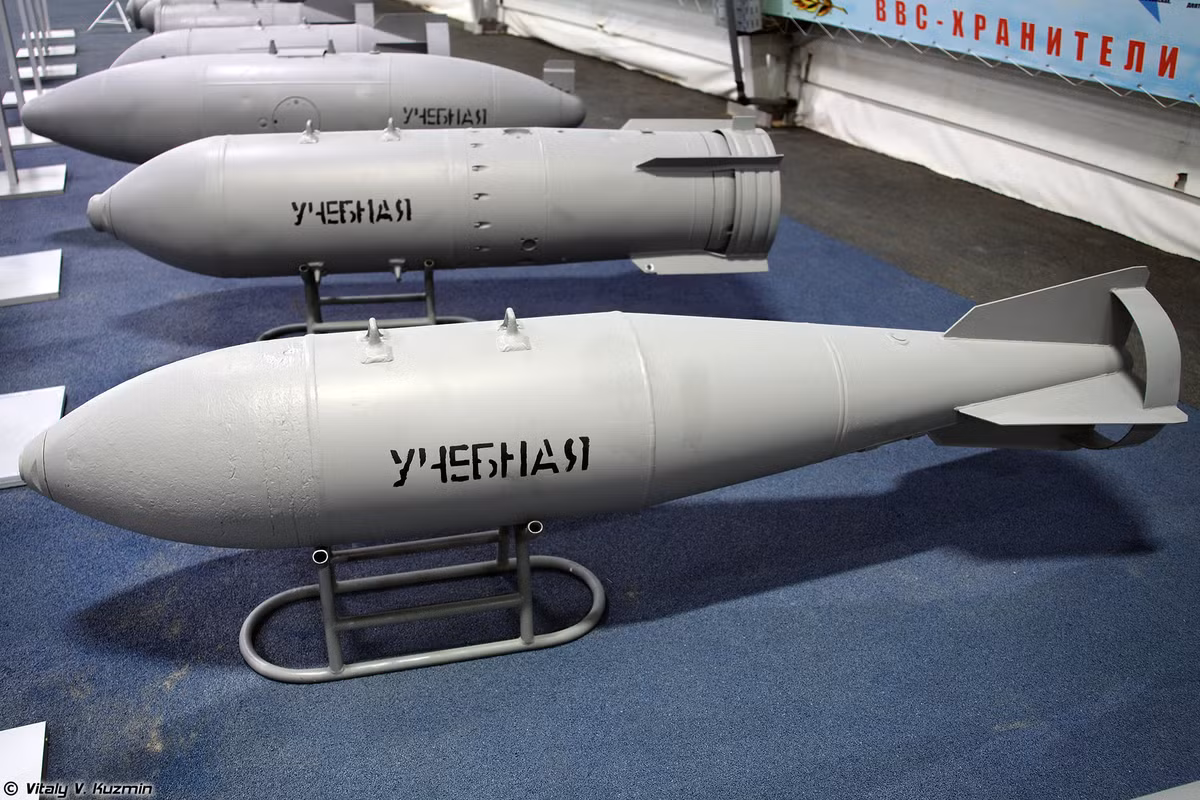 Theo báo chí Nga, hiện tại việc thử nghiệm máy bay vẫn dựa vào người điều khiển. Hiện máy bay đã thực hiện chuyến bay thử nghiệm, với chức năng mô phỏng tên lửa không đối không, đồng thời sử dụng bom hàng không FAB-500 M-62 nặng 500 kg để tấn công các mục tiêu.