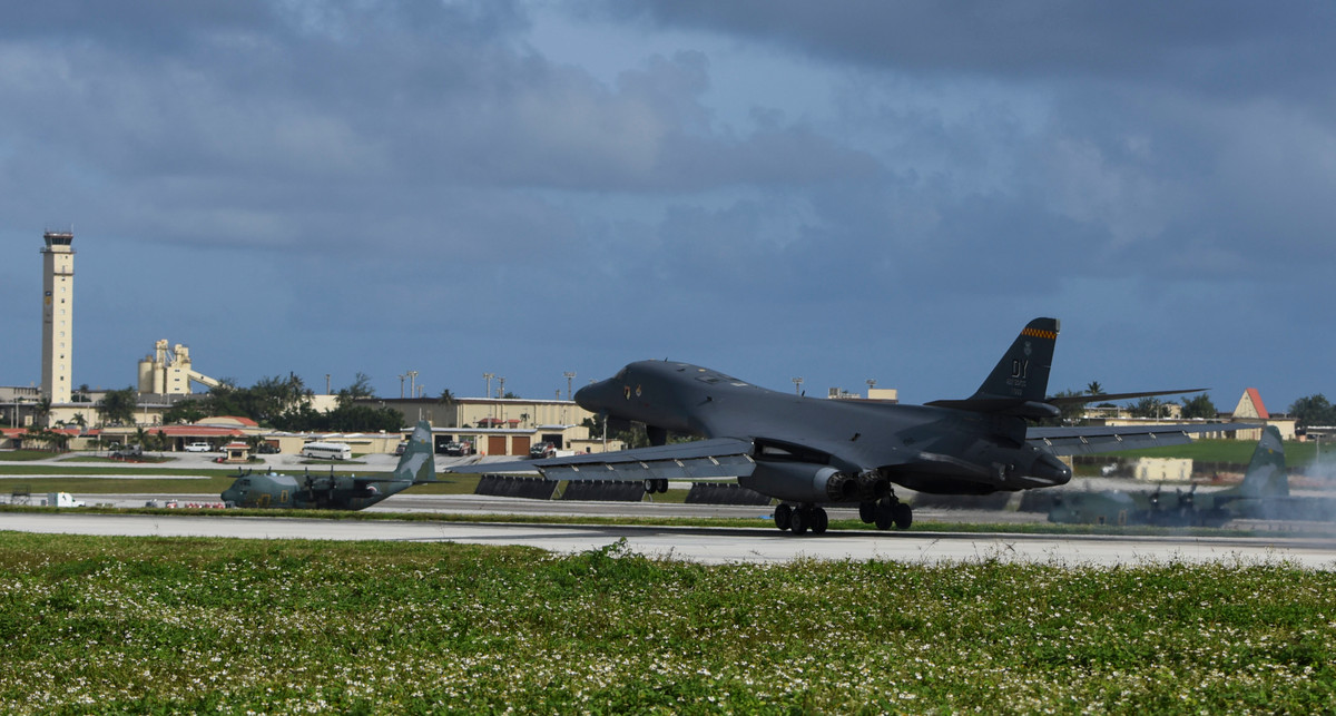 Cụ thể, năm 2020, Mỹ đã điều động nhiều oanh tạc cơ chiến lược đến các căn cứ ở Ấn Độ Dương, Nhật Bản và đảo Guam. Trong đó, oanh tạc cơ B-1B Lancer của Mỹ, từ vài tháng qua đã hiện diện tại căn cứ ở Nhật Bản và căn cứ Andersen (đảo Guam).