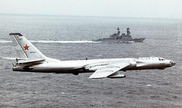 Không quân hải quân Liên Xô được trang bị 120 máy bay ném bom siêu thanh Tu-22M “Backfire”, 240 máy bay ném bom Tu-16 “Blinder” và 35 máy bay ném bom Tu-22 “Badger”; những máy bay trên được trang bị tên lửa chống hạm AS-2, AS-5 và AS-6.