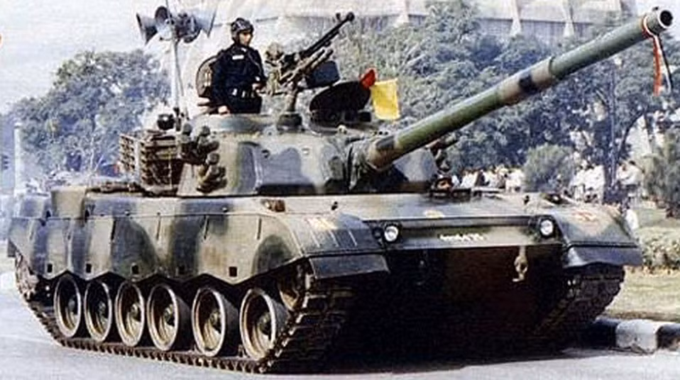 Trước khi có các xe tăng hiện đại VT-4, Al-Khalid,… thì những chiếc Type-85 được nhập khẩu từ Trung Quốc là loại xe tăng chiến đấu chủ lực hiện đại nhất của quân đội Pakistan, với số lượng lên tới 400 chiếc. Type-85 chính là sự kế thừa của dòng xe tăng Type-69 Trung Quốc với việc thừa hưởng nhiều tính năng tương tự. Ảnh: Xe tăng Type-85 của Pakistan. 