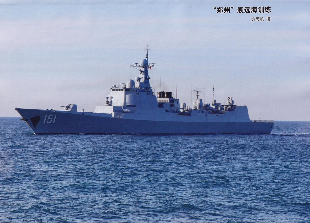 Đóng vai trò tàu chiến phòng không hạm đội cho biên đội tàu sân bay Trung Quốc là các tàu khu trục Type-052 C/D. Tàu có khả năng triển khai tới 64 ống phóng tên lửa thẳng đứng đa nhiệm VLS. Nó còn được mệnh danh là tàu chiến Aegis phiên bản Trung Quốc do có nhiều điểm tương đồng với các tàu khu trục Aegis của Mỹ.
