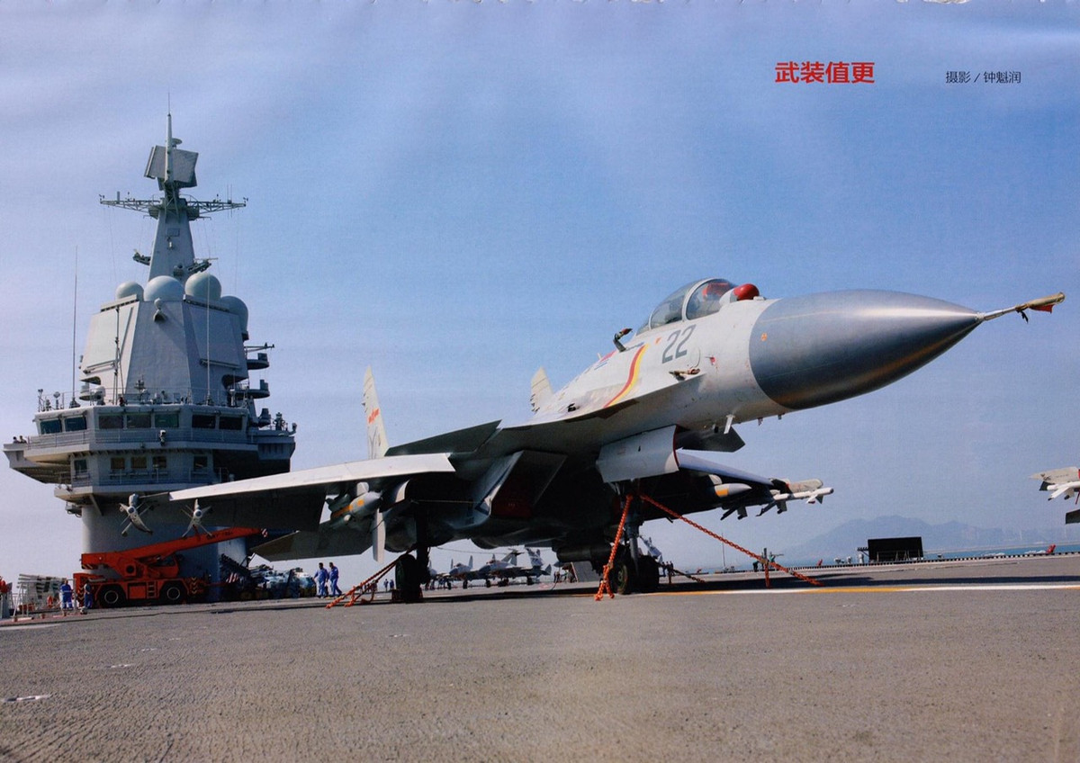 Trên thực tế, cả các phi đội tiêm kích hạm J-15 - phiên bản sao chép tiêm kích hạm Su-33 Liên Xô do Trung Quốc sản xuất cũng có số lượng chưa đủ để biên chế cho tàu sân bay Sơn Đông. Trong quá trình tàu Sơn Đông đến hạm đội Bắc Hải huấn luyện cất hạ cánh tiêm kích trên boong tàu, vẫn còn phải mượn các tiêm kích J-15 từ phi đội của tàu Liêu Ninh.