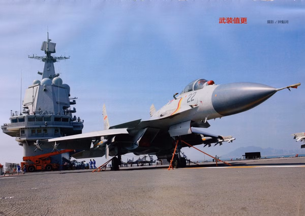 Trên thực tế, cả các phi đội tiêm kích hạm J-15 - phiên bản sao chép tiêm kích hạm Su-33 Liên Xô do Trung Quốc sản xuất cũng có số lượng chưa đủ để biên chế cho tàu sân bay Sơn Đông. Trong quá trình tàu Sơn Đông đến hạm đội Bắc Hải huấn luyện cất hạ cánh tiêm kích trên boong tàu, vẫn còn phải mượn các tiêm kích J-15 từ phi đội của tàu Liêu Ninh.