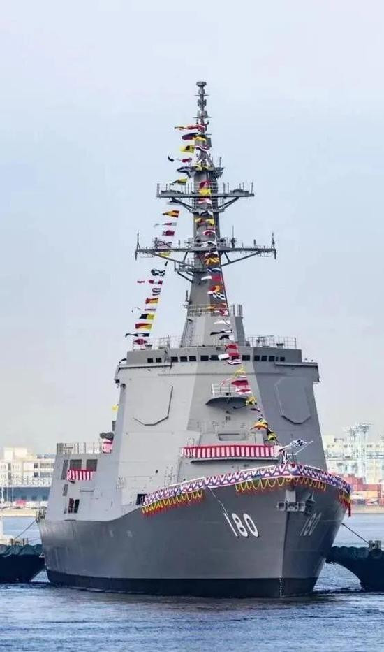 Những tàu khu trục trên của Nhật Bản thực chất là phiên bản cải tiến của khu trục hạm Arleigh Burke IIA của Hải quân Mỹ. Vũ khí chính của nó bao gồm một pháo hải quân 127mm MK-45 Mod 4, 96 giếng phóng thẳng đứng MK41, được bố trí ở boong trước và sau.