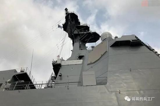 Radar chống tên lửa SPQ-9B có nhiệm vụ phát hiện tên lửa chống hạm bay bám mặt biển, ngoài ra tàu còn được trang bị hệ thống tác chiến chống ngầm AN/SQQ-89A được phát triển bởi Lockheed Martin; những thiết bị này được gắn vào thân tàu và những mảng sonar kéo theo tàu.