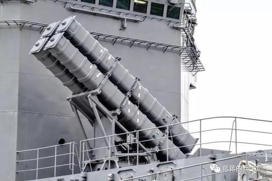 Ngoài nhiệm vụ phòng không hạm đội, tàu Haguro còn được trang bị tên lửa chống hạm Type 17; đây là loại tên lửa chống hạm kiểu mới, do chính Nhật thiết kế, có thể tấn công cả mục tiêu trên mặt nước và mặt đất.