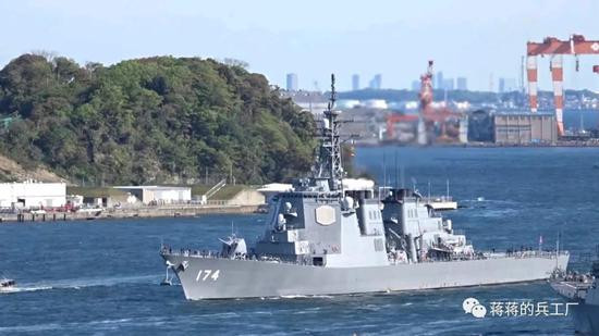 Những vũ khí phụ bao gồm, hai pháo phòng thủ tầm cực gần Phalanx 20 mm, bệ phóng tên lửa chống hạm Type 17, 2 ống phóng ngư lôi MK-32 Mod 9 và hệ thống phóng bom chìm chống tàu ngầm.