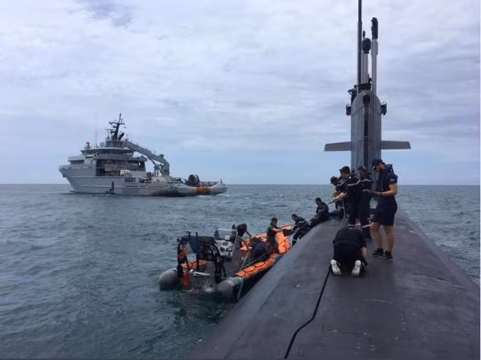 Trước đó, tại Diễn đàn an ninh liên chính phủ thường niên-Đối thoại Shangri-La năm 2019, bà Parly từng tuyên bố Pháp sẽ tiếp tục hoạt động ở Biển Đông ít nhất hai lần một năm. Bà kêu gọi các quốc gia có chung quan điểm cùng làm như vậy để đảm bảo duy trì khả năng tiếp cận rộng mở đối với vùng biển này.