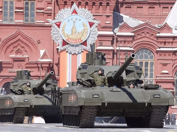 Giá thành dòng xe tăng T-14 hiện ở mức quá cao, khiến quân đội Nga phải cân nhắc các giải pháp thay thế rẻ hơn, bao gồm phiên bản cải tiến của mẫu xe tăng T-72. Mỗi chiếc T-14 có giá khoảng 3,7 triệu USD, trong khi một chiếc T-72 với giá khoảng 900.000 USD mỗi chiếc, chi phí để nâng cấp mẫu T-72 cơ bản lên cấu hình xe tăng T-72M1 là khoảng 500.000 USD. Vì vậy Nga chưa thể trang bị loạt lớn T-14 theo kế hoạch. Nguồn ảnh: Pinterest.