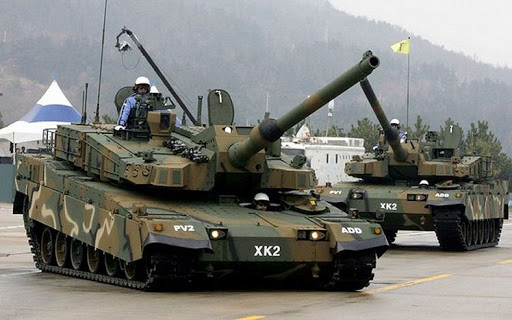 Các bánh xe chịu nặng của Black Panther được trang bị hệ thống treo khí nén (ISU), có thể tác động riêng biệt lên từng bộ treo, do đó có thể nghiêng xe sang một bên, hay “ngồi xuống”, “đứng” và “quỳ”. K2 Black Panther được trang bị pháo nòng trơn L55 120 mm của Đức, có nòng dài 6,6 mét.