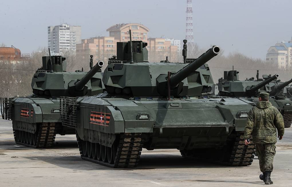 Vũ khí chính của T-14 Armata là pháo nòng trơn 125 mm, kiểu 2A82-1M. Tầm bắn của pháo từ 7-8 km, tốc độ bắn từ 11-12 phát/phút. Có thể dễ dàng chuyển đổi thành pháo 2A83 152 mm, làm tăng đáng kể khả năng xuyên giáp, nhưng số đạn mang theo sẽ giảm xuống. Nhưng các chuyên gia cho rằng, cỡ nòng 125 mm là đủ.