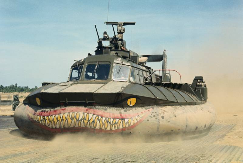 Trong kháng chiến chống Mỹ, chúng ta chỉ quen thuộc với các chiến thuật “trực thăng vận” (dùng trực thăng) hay “thiết xa vận” (dùng xe bọc thép M113) để vận chuyển binh lính và chiến đấu. Nhưng một phương tiện vận chuyển chiến đấu rất quan trọng, được Quân đội Mỹ sử dụng trong các chiến dịch càn quét tại đồng bằng sông Cửu Long, là tàu đổ bộ đệm khí loại nhỏ PACV SK-5.