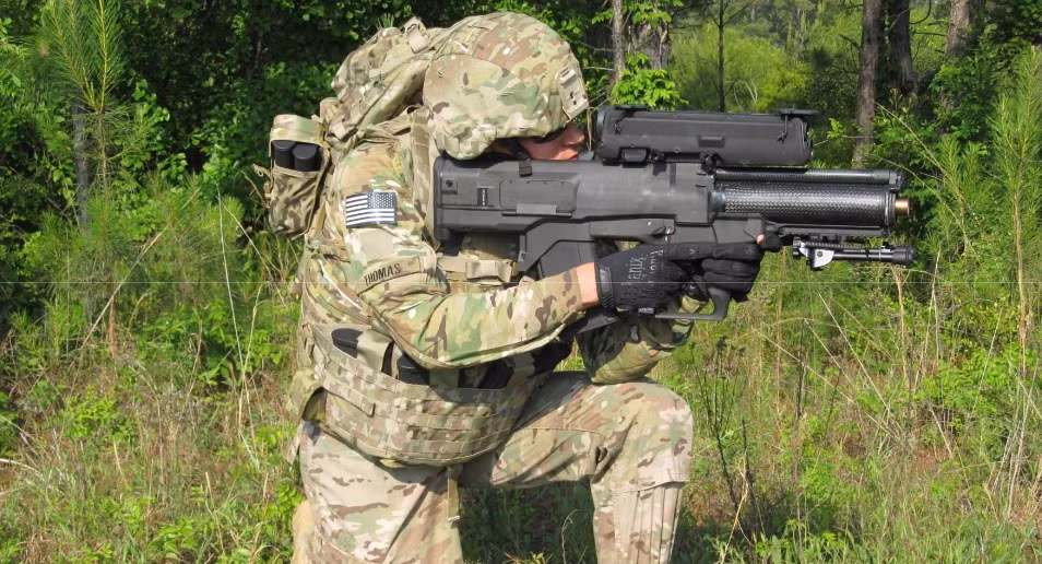 XM25 đã được đưa tới chiến trường Afghanistan để tiến hành thử nghiệm thực chiến. Thực tế, súng chỉ phát huy hỏa lực trong một số tình huống khi mục tiêu nấp sau khối chắn, và hoàn toàn không hữu ích khi cận chiến.