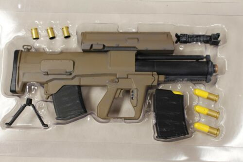 Điểm yếu nhất của khẩu súng phóng lựu XM25 đó là trọng lượng quá nặng; chỉ riêng trọng lượng của súng đã là 6,3 kg, nặng gấp đôi so với một khẩu carbine và XM25 sử dụng loại đạn có trọng lượng nặng và nguy hiểm. Trọng lượng chiến đấu của XM25 gồm súng, ba lô và 36 viên đạn đi kèm, nặng tới 16 kg.