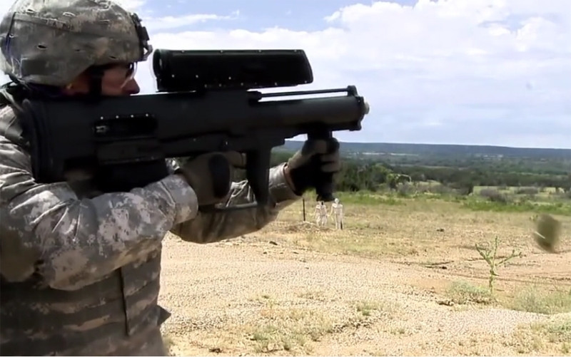 Năm 2013 sau một sự cố diễn ra với khẩu XM25, khi một người lính cố gắng nạp hai viên đạn cùng một lúc vào khẩu súng, làm đạn phát nổ, làm người lính đó bị thiệt mạng, dẫn đến nhà sản xuất phải sửa chữa lại thiết kế.