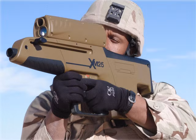 Đạn XM25 cũng có thể làm điều tương tự với các mục tiêu nấp sau cửa sổ và boongke, và có thể được lập trình để phát nổ trên các chiến hào và hố cá nhân, tạo cơn mưa mảnh vụn bằng thép, chụp xuống đầu đối phương.