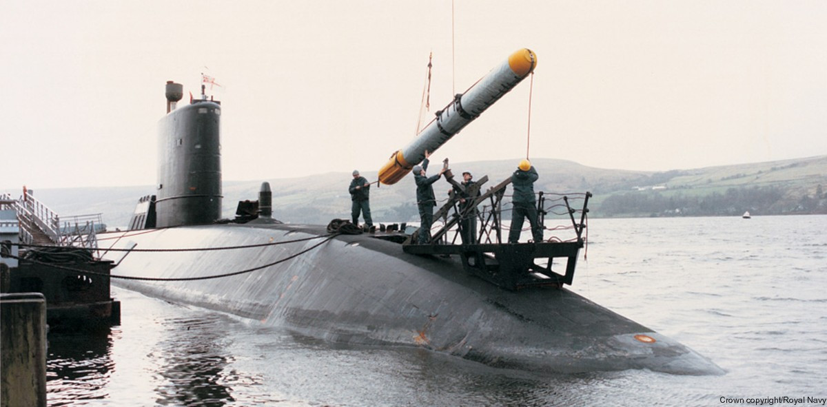 Về vũ khí, tàu ngầm lớp Astute được trang bị tên lửa hành trình tiến công mặt đất Tomahawk, ngư lôi hạng nặng Sailfish do Anh tự phát triển và sản xuất, để tiêu diệt tàu ngầm và tàu nổi của đối phương.